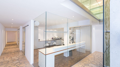Blick in die hauseigene Meisterwerkstatt hinter Glas mit Arbeitsplätzen und Maschinen