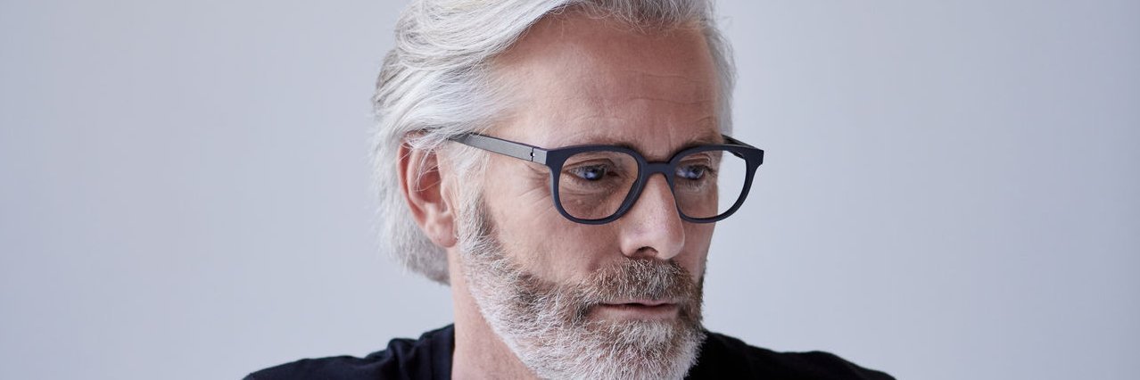 Älterer Mann mit grauem Bart und Brille YOU MAWO