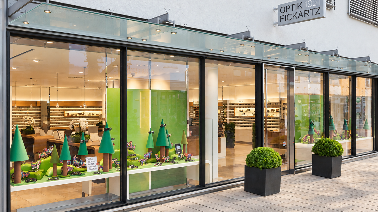 Außenansicht von Optik Fickartz in Heilbronn mit modernem Schaufenster