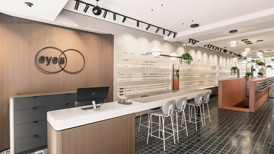 Optiker eyes in der Hirschstraße in Ulm. Moderner Optik-Fashionstore. Modische Brillen und Sonnenbrillen. 