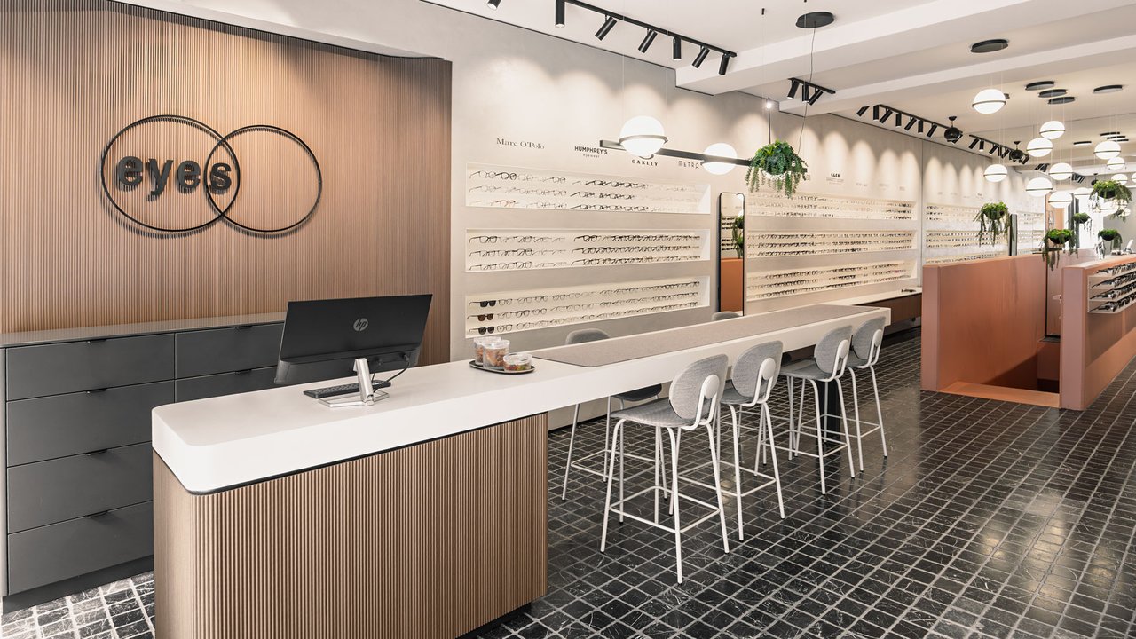 Optiker eyes in der Hirschstraße in Ulm. Moderner Optik-Fashionstore. Modische Brillen und Sonnenbrillen. 