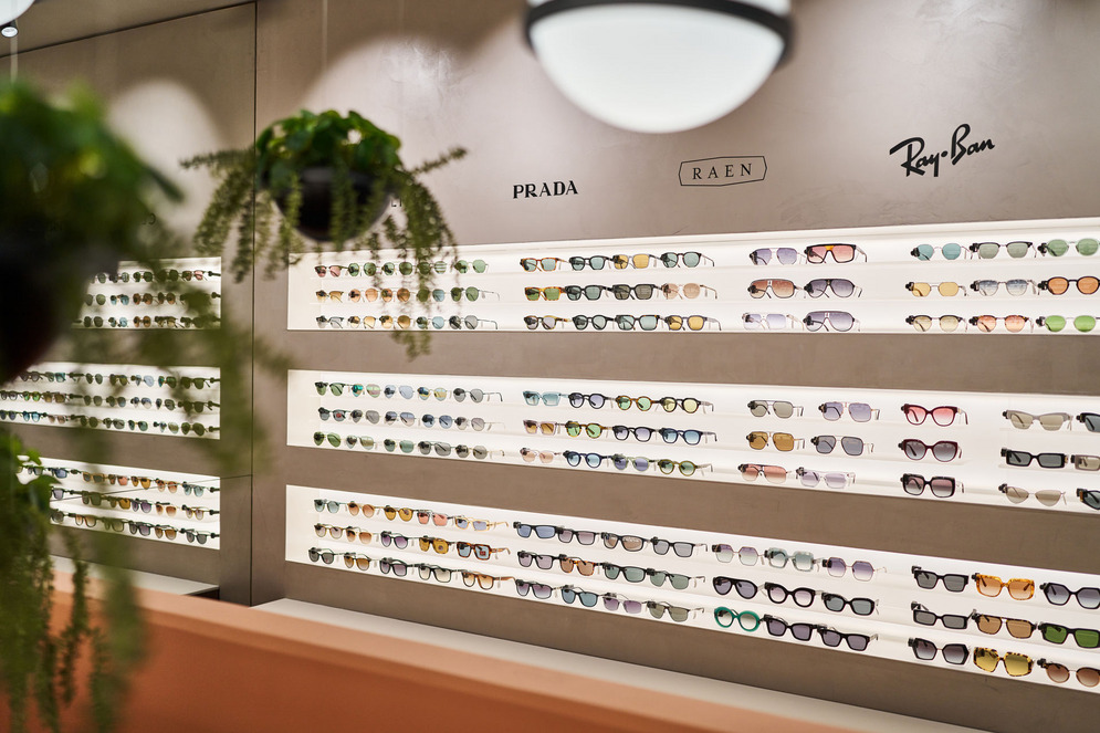 Wandvitrine mit Sonnenbrillen von Prada, RAEN und Ray-Ban bei eyes in Ulm