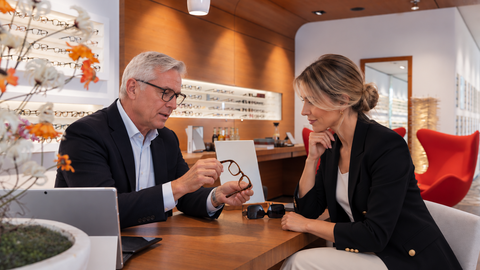 Individuelle Beratung und Brillenauswahl im Optik-Fachgeschäft