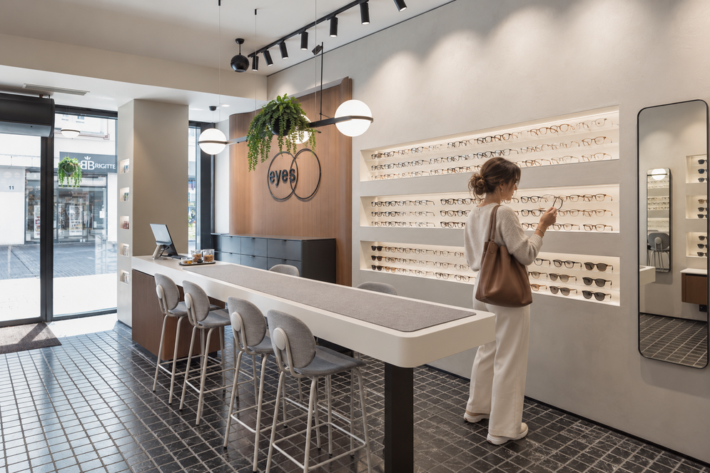 Verkaufsraum von eyes in Ulm mit Tresen und beleuchteten Brillenwänden