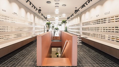 Moderner Optiker mit großer Brillen- und Sonnenbrillenauswahl. Hochwertige Messgeräte mit Treppe verbunden im Untergeschoss. 