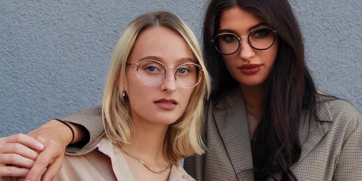 Zwei Frauen mit runden Brillen, heller und dunkler Fassung